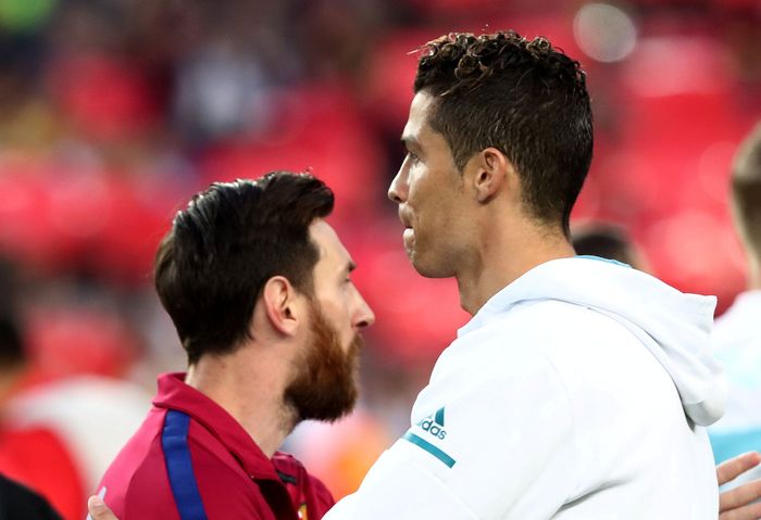 Barcelona vs Real Madrid Soccer Football - La Liga Santander - FC Barcelona v Real Madrid - Camp Nou, Barcelona, Spain - May 6, 2018 Real Madrids Cristiano Ronaldo walks off after sustaining an injury as coach Zinedine Zidane looks on REUTERS/Albert Gea