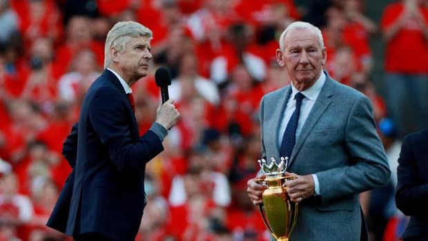 Arsene Wenger mengucapkan kata-kata perpisahan di Stadion Emirates. (