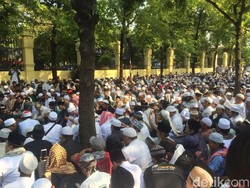 Jelang Putusan Gugatan Pembubaran, Massa HTI Lesehan Doa Bersama