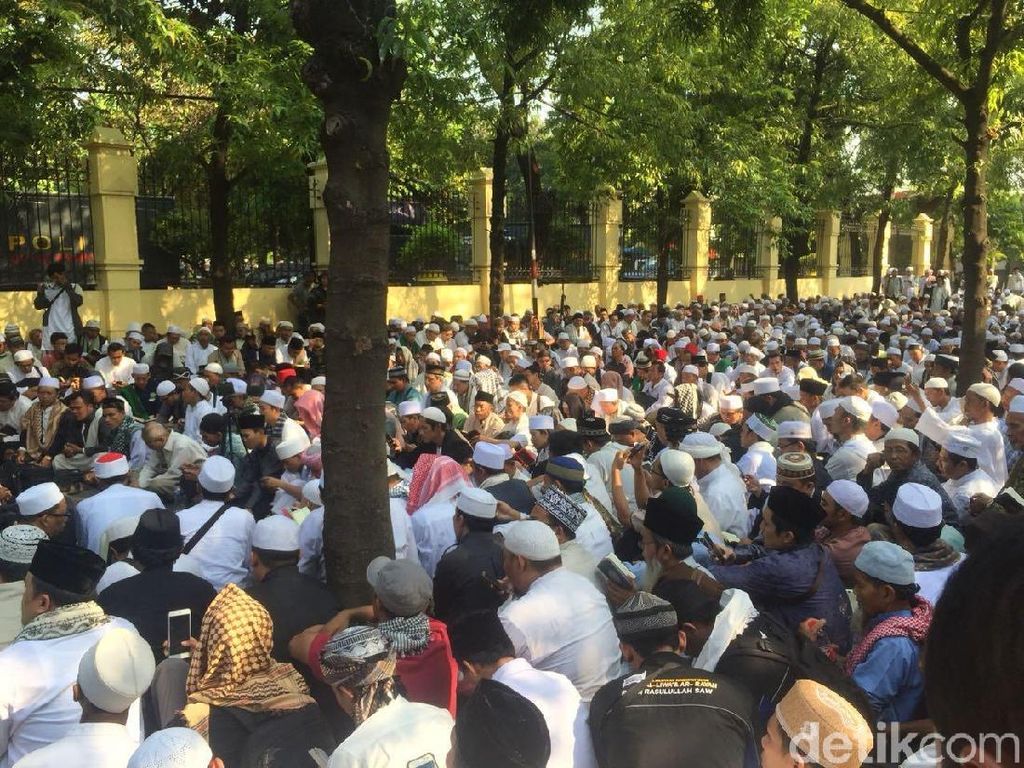 Jelang Putusan Gugatan Pembubaran, Massa HTI Lesehan Doa Bersama Jelang Putusan Gugatan Pembubaran, Massa HTI Lesehan Doa Bersama