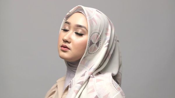 Dian Pelangi Gandeng Barli Asmara buat Scarf Motif Serba Pink