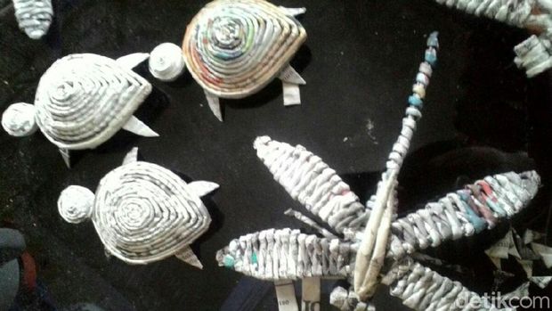 Beberapa hasil kerajinan dari limbah kertas di Purworejo