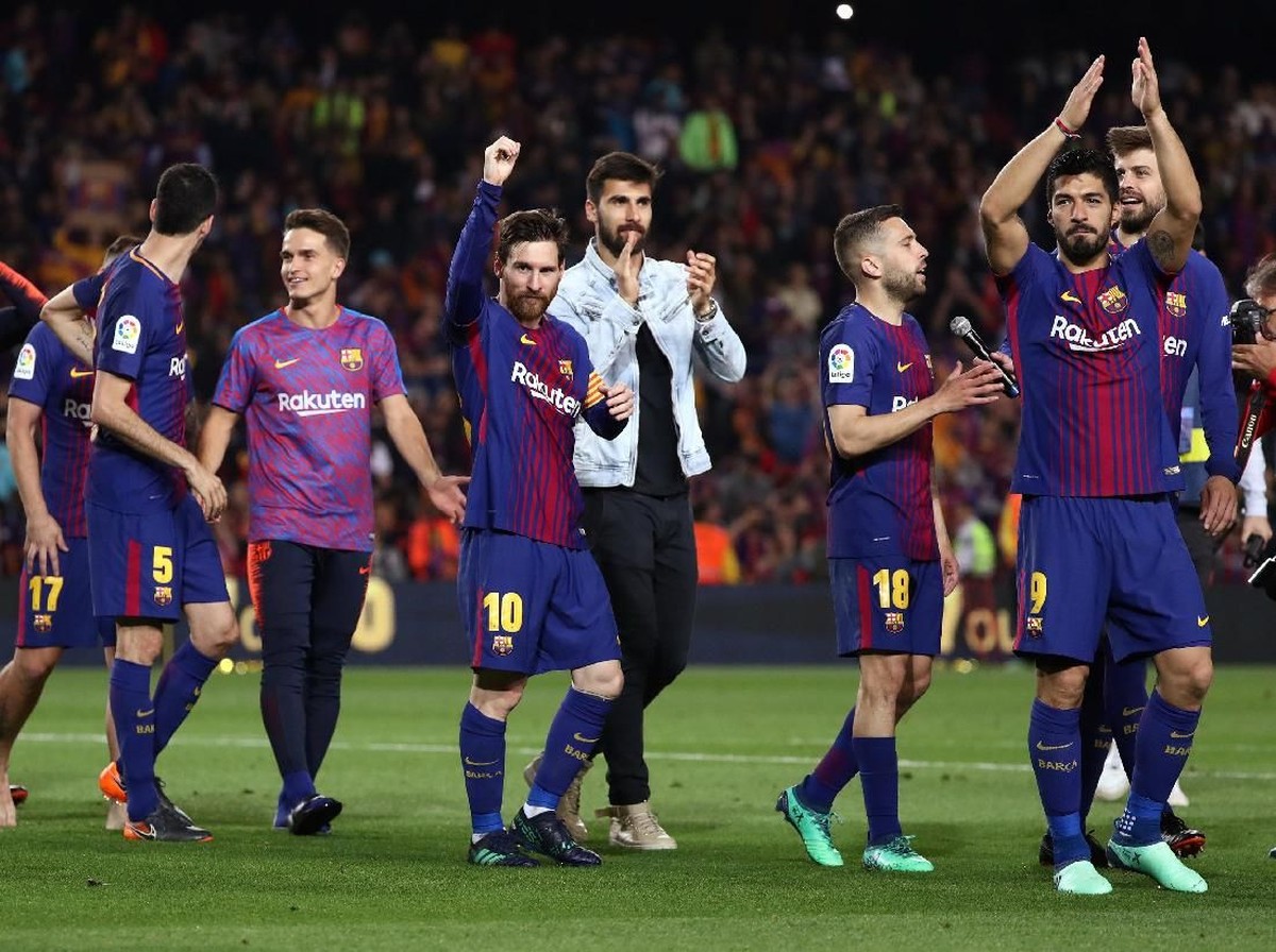 Pemain Barcelona merayakan keberhasilan menjuarai La Liga dan Copa del Rey usai melawan Real Madrid di Camp Nou akhir pekan lalu. (Foto: Sergio Perez/Reuters)