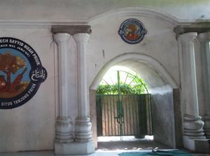 Polisi Terus Berjaga di Makam Mbah Priuk Cegah Keributan Susulan Polisi Terus Berjaga di Makam Mbah Priuk Cegah Keributan Susulan