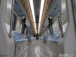 Mengkilap, Jeroan LRT Palembang Buatan Madiun