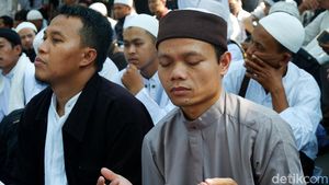 Potret Tadarus Bersama Massa HTI Jelang Putusan di PTUN