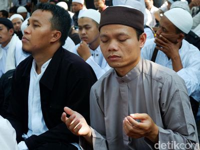 Potret Tadarus Bersama Massa HTI Jelang Putusan di PTUN