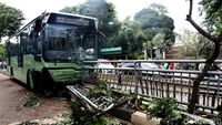 Foto-foto Bus TransJ Seruduk Pembatas Jalan di Simprug