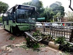 Sopir TransJ yang Tabrak Pohon di Simprug Jadi Tersangka