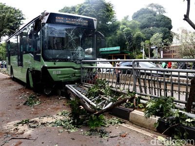 Foto-foto Bus TransJ Seruduk Pembatas Jalan di Simprug