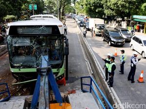Pemprov DKI Investigasi Penyebab Kecelakaan TransJ di Simprug Pemprov DKI Investigasi Penyebab Kecelakaan TransJ di Simprug