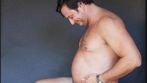 Lucu Nih, Saat Ayah Jadi Model Foto Kehamilan