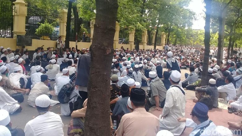 Gugatan HTI Ditolak, Massa Berteriak Khilafah di Depan PTUN