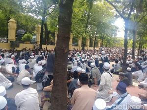 Gugatan HTI Ditolak, Massa Berteriak Khilafah di Depan PTUN Gugatan HTI Ditolak, Massa Berteriak Khilafah di Depan PTUN