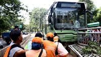 Bus TransJ Dievakuasi Usai Seruduk Pembatas Jalan di Simprug