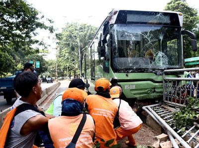 Bus TransJ Dievakuasi Usai Seruduk Pembatas Jalan di Simprug