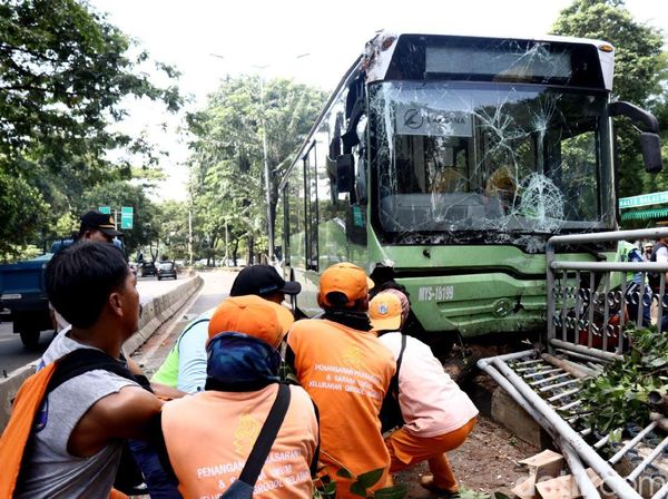 Bus TransJ Dievakuasi Usai Seruduk Pembatas Jalan di Simprug