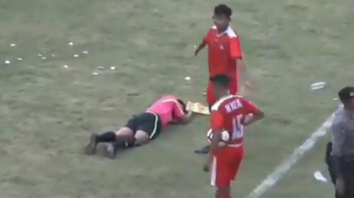 Kerusuhan sepakbola di kompetisi Liga 3 antara Persitema Temanggung vs PSIP Pemalang. (Foto: Screenshots Twitter) Kerusuhan sepakbola di kompetisi Liga 3 antara Persitema Temanggung vs PSIP Pemalang. (Foto: Screenshots Twitter)