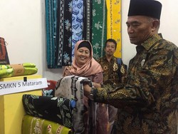 Mendikbud Borong Karya Siswa SMK di Puncak Acara Hardiknas 2018