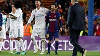 Tapi terkadang hadir pula adegan senyum dan rangkul dari Ramos dan Messi. Jika nanti Messi pindah ke PSG, momen ini pasti makin banyak muncul. (Foto: Sergio Perez/Reuters)