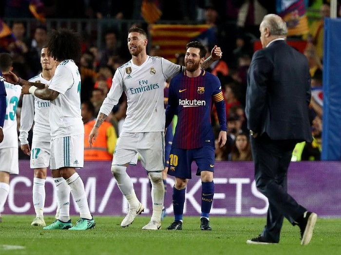 El Clasico Barcelona vs Real Madrid Sergio Ramos Lionel Messi Soccer Football - La Liga Santander - FC Barcelona v Real Madrid - Camp Nou, Barcelona, Spain - May 6, 2018 Barcelona's Lionel Messi with Real Madrid's Sergio Ramos at the end of the match REUTERS/Sergio Perez