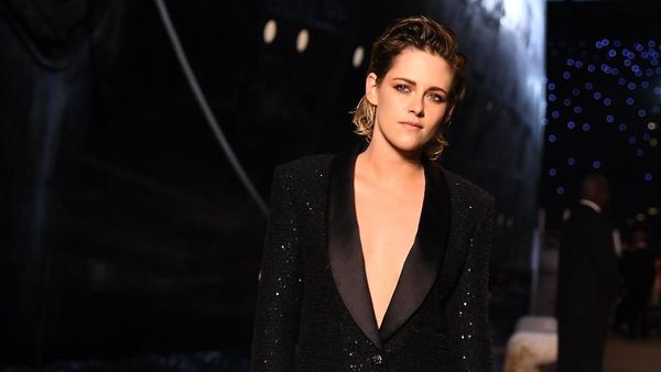 Adu Gaya Kristen Stewart vs. Margot Robbie di Fashion Show Chanel