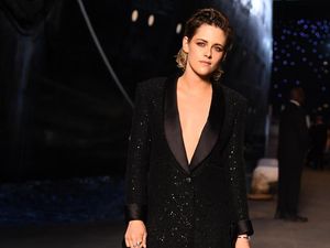 Adu Gaya Kristen Stewart vs. Margot Robbie di Fashion Show Chanel