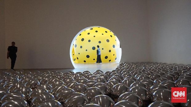 Pengunjung disambut dengan labu polkadot dan Narcissus Garden dari Yayoi Kusama saat memasuki pamerannya.