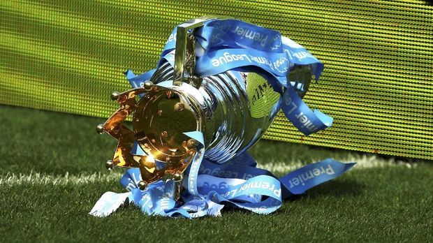 Trofi Liga Premier Inggris terjatuh dalam perayaan juara Manchester City.