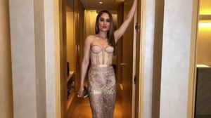 Penampilan Seksi Cinta Laura, Jessica Iskandar Pose Pakai Bathrobe