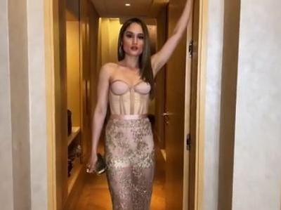 Penampilan Seksi Cinta Laura, Jessica Iskandar Pose Pakai Bathrobe