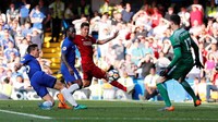 Liverpool mengambil inisiatif serangan. Di menit ketiga, tim tamu mengancam setelah umpan silang Trent Alexander-Arnold menemui Roberto Firmino di dalam kotak penalti. Namun, sepakan striker Brasil itu belum menguji Thibaut Courtois. Eddie Keogh/Reuters.