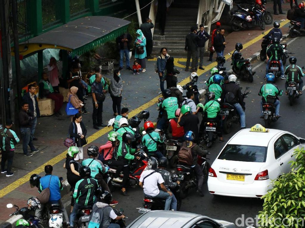 Dear Abang Ojek Online, Ini Tips Naik Motor Aman saat Puasa Dear Abang Ojek Online, Ini Tips Naik Motor Aman saat Puasa