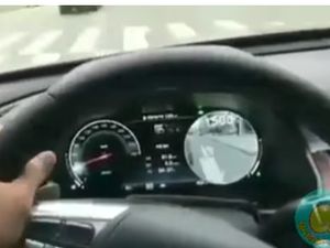 Tachometer Ini Otomatis Jadi Spion, Keren Tidak?
