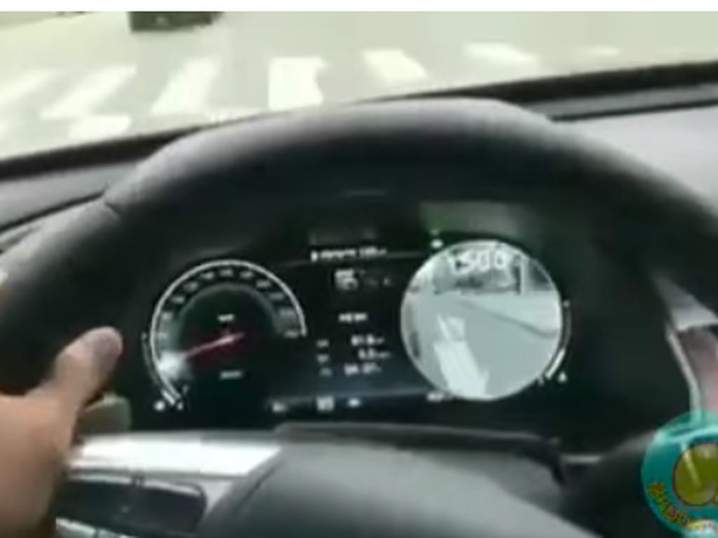 Tachometer Ini Otomatis Jadi Spion, Keren Tidak? Tachometer Ini Otomatis Jadi Spion, Keren Tidak?