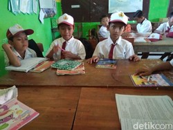 Bocah Lamongan yang Rawat Ibunya Akhirnya Sekolah Lagi