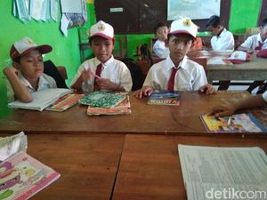 Bocah Lamongan yang Rawat Ibunya Akhirnya Sekolah Lagi Bocah Lamongan yang Rawat Ibunya Akhirnya Sekolah Lagi