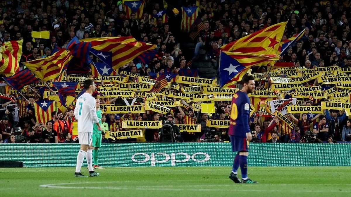 Cristiano Ronaldo dan Lionel Messi saling mencetak gol di laga El Clasico dini hari tadi. (Foto: Albert Gea/Reuters)