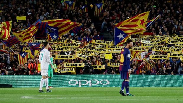 Soccer Football - La Liga Santander - FC Barcelona v Real Madrid - Camp Nou, Barcelona, Spain - May 6, 2018 General view of Barcelona fans holding up 