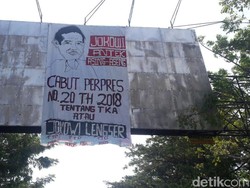 Spanduk Karikatur Jokowi Antek Asing Terpampang di Makassar