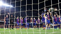 Iniesta tak sendiri. Dia ditemani oleh semua penggawa Barca di atas lapangan. (Foto: Sergio Perez/Reuters)