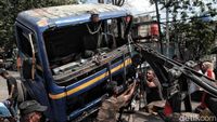 Truk Nyemplung Selokan di Cilincing