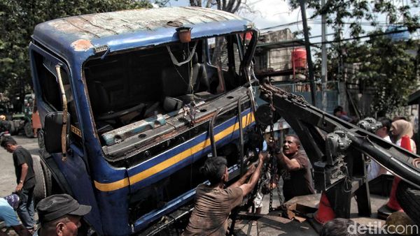 Truk Nyemplung Selokan di Cilincing