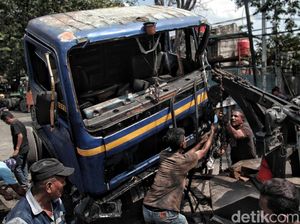 Truk Nyemplung Selokan di Cilincing