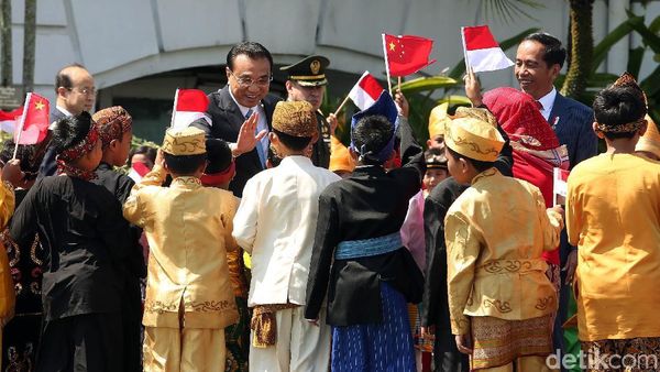 Berbusana Tradisional, Ratusan Anak Ramaikan Kedatangan PM China