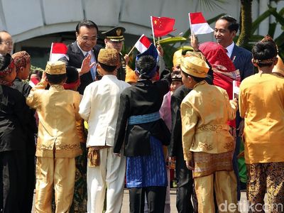 Berbusana Tradisional, Ratusan Anak Ramaikan Kedatangan PM China