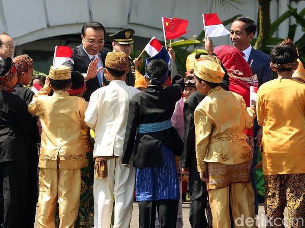 Berbusana Tradisional, Ratusan Anak Ramaikan Kedatangan PM China