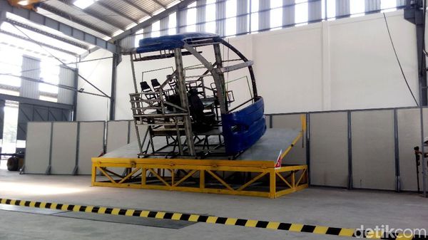 Beginilah! Uji Guling Bus di Karoseri Laksana Ungaran