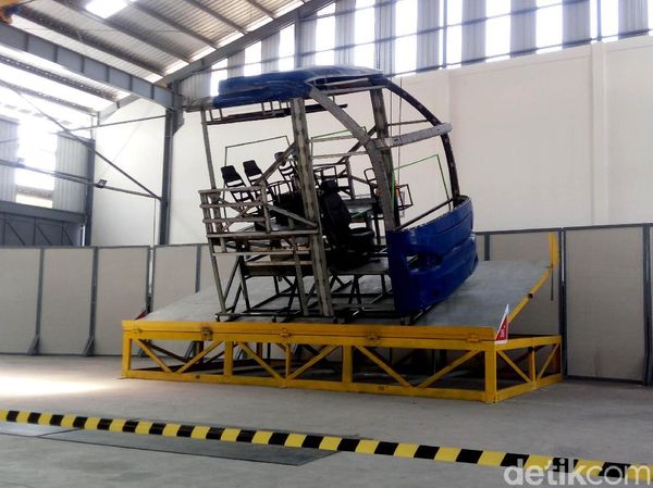 Beginilah! Uji Guling Bus di Karoseri Laksana Ungaran