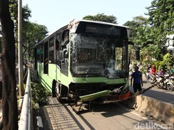 Bus TransJ Tabrak Pohon di Simprug, 1 Orang Tewas